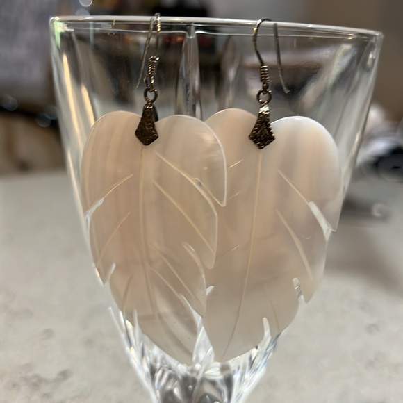 VINTAGE MOTHER OF PEARL SHELL FEATHER SHAPED STATEMENT EARRINGS WHITE SILVER - Picture 3 of 7